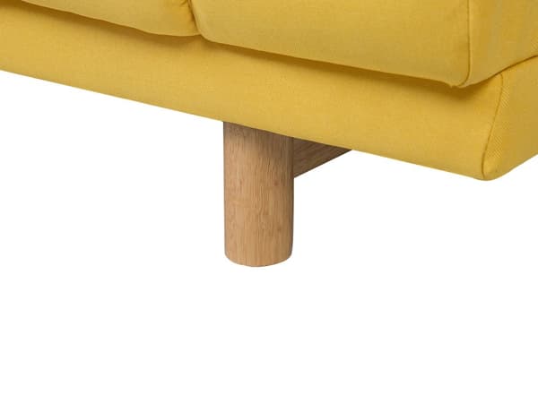 Sohva keltainen kangas verhoiltu kolmelle eukalyptusrunko kumipuujalat minimalistinen retro