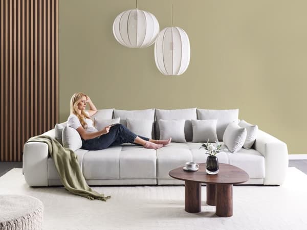 Beige 4-personers sofa ekstra hynder sølvben moderne stil