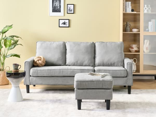 En Lysegrå Polstret 3 Personers Sofa med Skammel Moderne Stuesofa