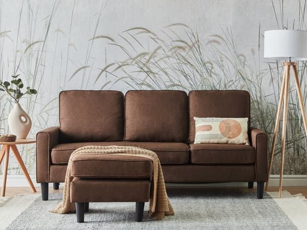 En brun polstret 3-personers sofa med skammel Moderne stuesofa