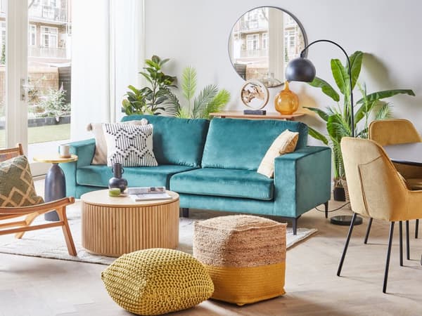 Lyseblå polstret 3-personers sofa med dekorative nitter og syninger