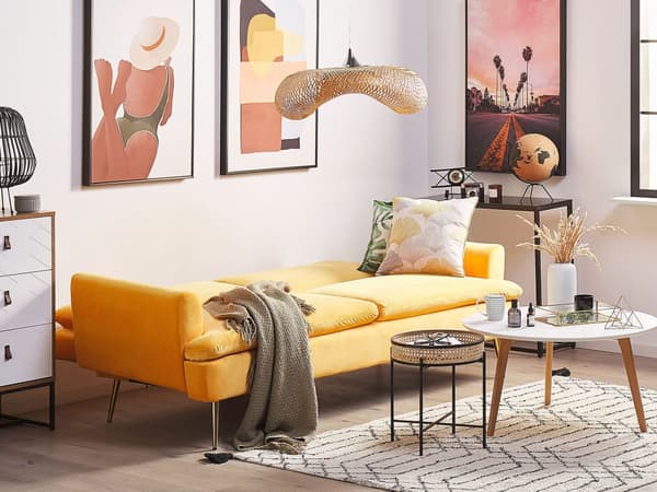 Gul 3-personers sovesofa med sovefunktion og gyldne retro ben