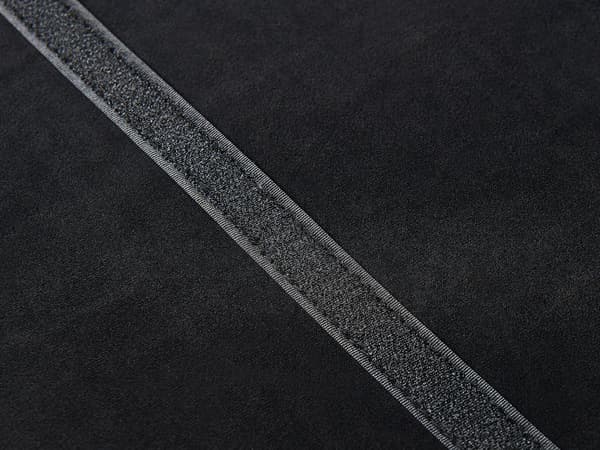 Sohva musta sametti verhoilu 2 hengelle metallirunko vaaleat puujalat raidoitus moderni tyyli