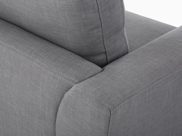 Hjørnesofa i lysegrått stoff med polstring L-formet, høyrevendt