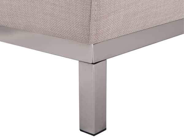 Hjørnesofa i beige stoff med polstring L-formet, høyrevendt