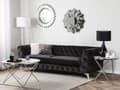 Miniatyrbilde 2 av 11: 3-seters sofa i svart fløyel og Chesterfield-stil med lav rygg