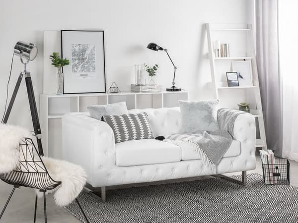 2-seters Sofa Chesterfield-Stil Hvit Smokingarm Knappet Rygg Sølvben Kunstlær
