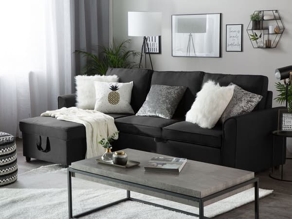 Hjørnesovesofa i svart stoff med polstring og oppbevaringsseng i høyrevendt retning