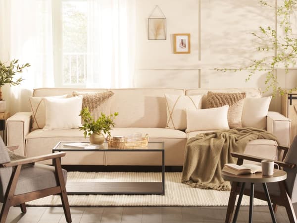 Hjørnesofa i beige stoff med polstring 3-seters høyrevendt L-formet seng