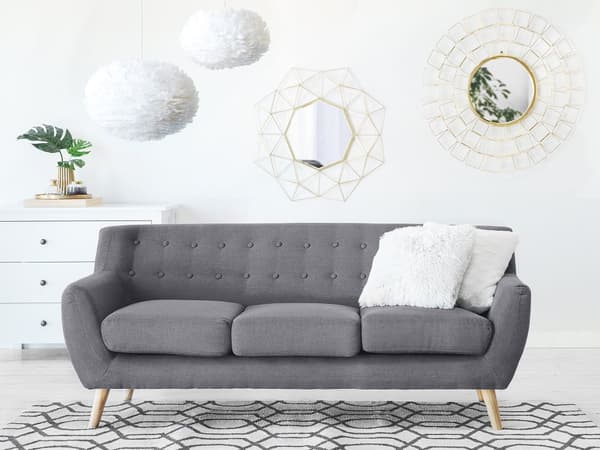 3-seters sofa Lysegrå polstret med tuftet rygg med tykk polstring Ben i lyst tre Skandinavisk minimalistisk stue