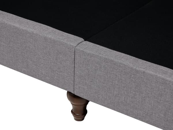 3-seters sofa i grått stoff med lav rygg i Chesterfield-stil