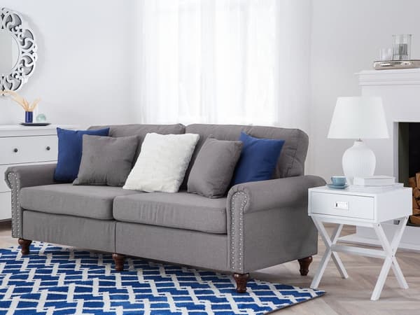 3-seters sofa i grått stoff med lav rygg i Chesterfield-stil