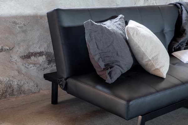 Bodil sovesofa PU kunstskinn svart.
