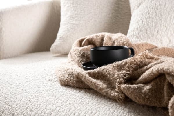 Kelso sofa Ø116cm 2 seter teddy hvit.