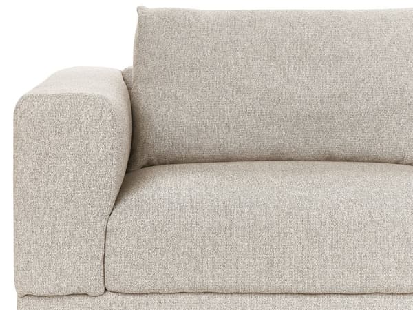 Sohva vaalea beige kangas verhoiltu kolmelle eukalyptusrunko kumipuujalat minimalistinen skandinaavinen