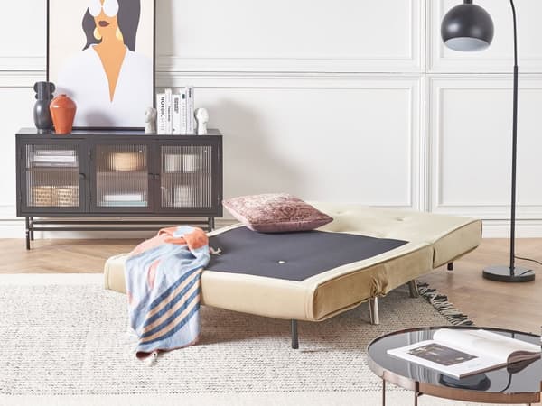 Sovesofa beige veloursofa til stuen med sovefunktion metal sølv ben pude moderne design