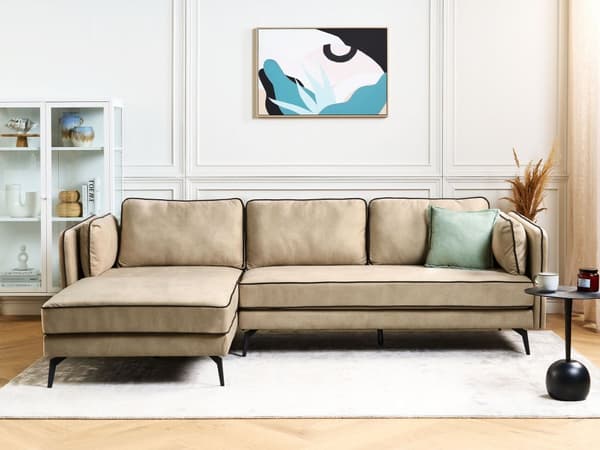 Kulmasohva beige kolmelle samettiverhoilu metallijalat oikea koristetyynyt moderni