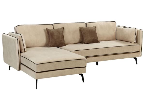 Kulmasohva beige kolmelle samettiverhoilu metallijalat oikea koristetyynyt moderni