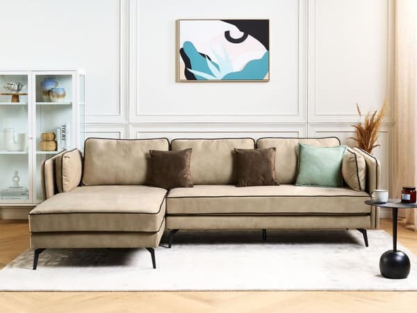Kulmasohva beige kolmelle samettiverhoilu metallijalat oikea koristetyynyt moderni