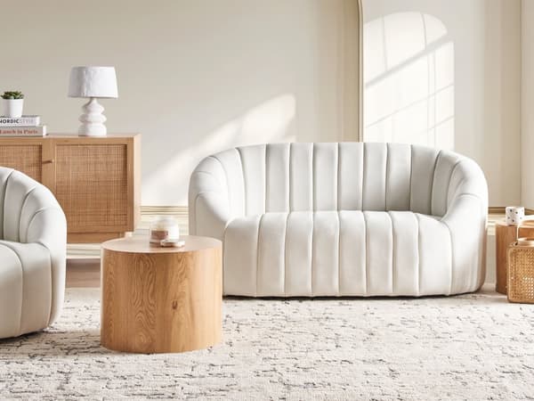 2-sitssoffa Vilstol Off-White sammet Modern retrodesign Puffad sits Låg rygg