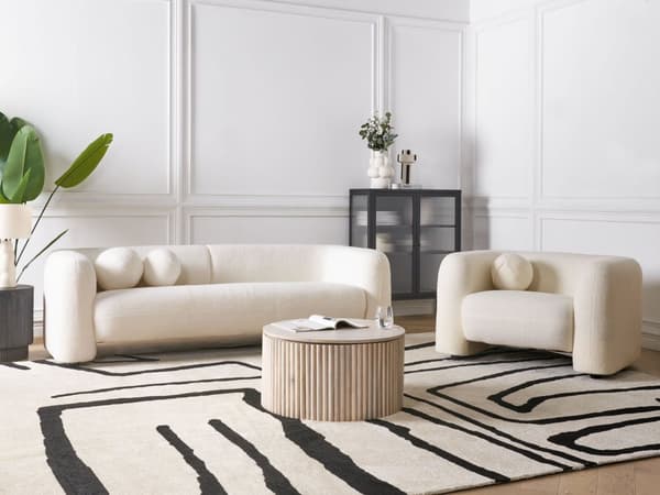 3-personers hvid boucle-sofa i glam retro-stil med lammeskind og ekstra puder