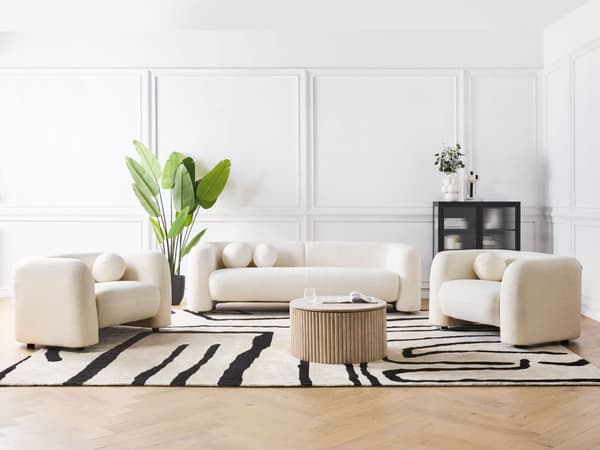 3-personers hvid boucle-sofa i glam retro-stil med lammeskind og ekstra puder