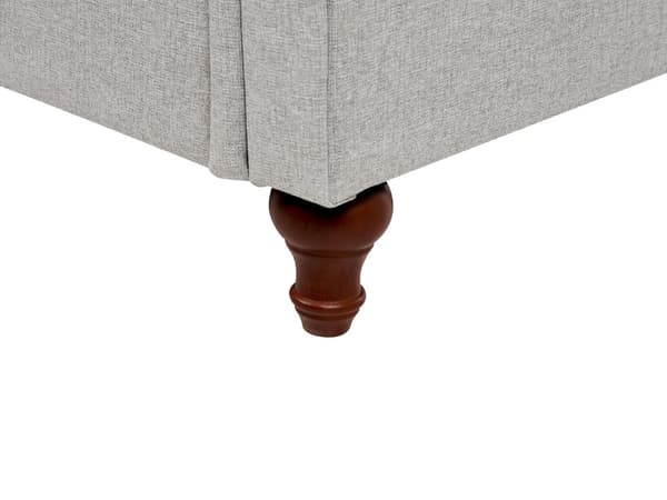 3-seters sofa i lysegrått stoff med lav rygg i Chesterfield-stil