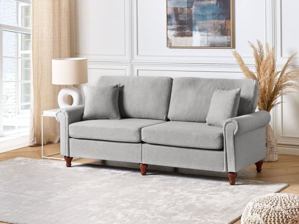 3-seters sofa i lysegrått stoff med lav rygg i Chesterfield-stil
