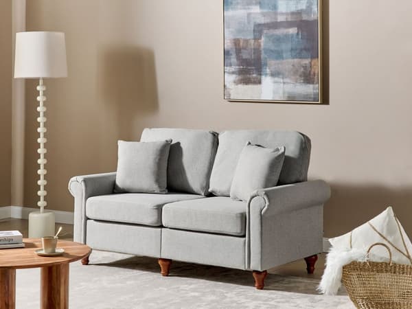2-seters sofa Lysegrått stofftrekk Rulleformede armer Treramme Kasteputer Moderne stue