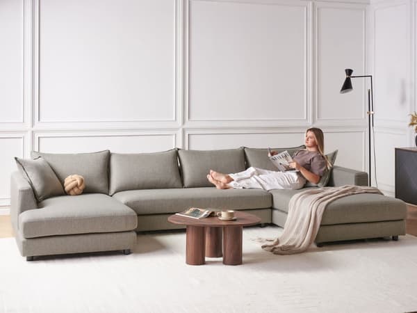 Hjørnesofa med taupefarget polyestertrekk Moderne U-formet 5-seter med puffer Ekstra puter Polstret ryggstøtte