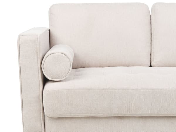 Sohva beige kangas verhoilu kolmelle koristetyynyillä klassinen retro tyyli