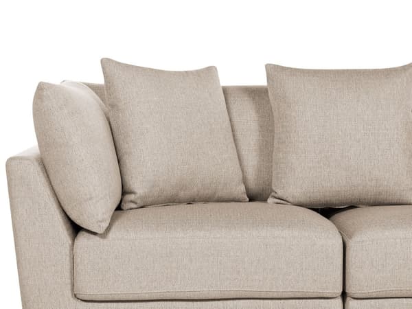 Sohva beige kolmelle kangasverhoilu puujalat rahilla koristetyynyt perinteinen moderni