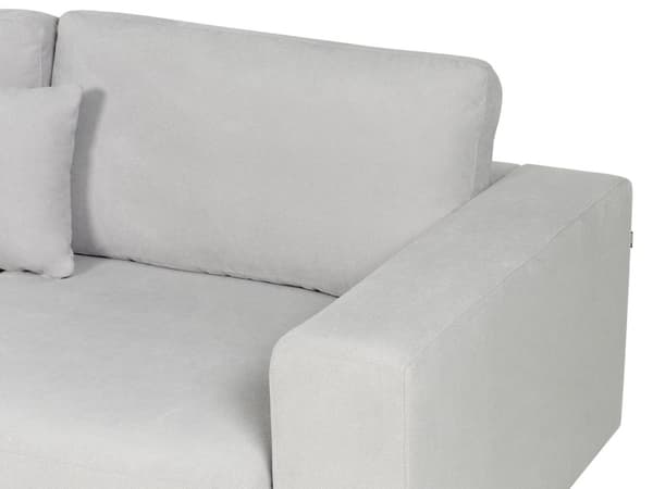 Høyre 4-seters hjørnesofa i lysegrått stoff Polstret med skinnarmlener Ekstra puter Minimalistisk moderne stil