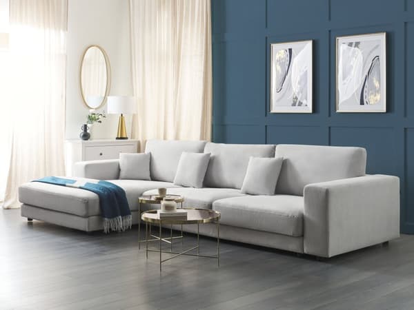 Høyre 4-seters hjørnesofa i lysegrått stoff Polstret med skinnarmlener Ekstra puter Minimalistisk moderne stil
