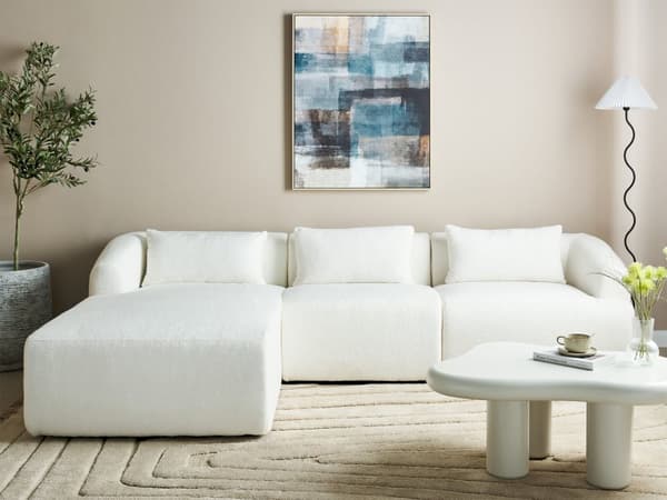 Høyrevendt 3-seters hjørnesofa Hvit boucle med polstrede skinnarmlener Ekstra puter Minimalistisk moderne stil