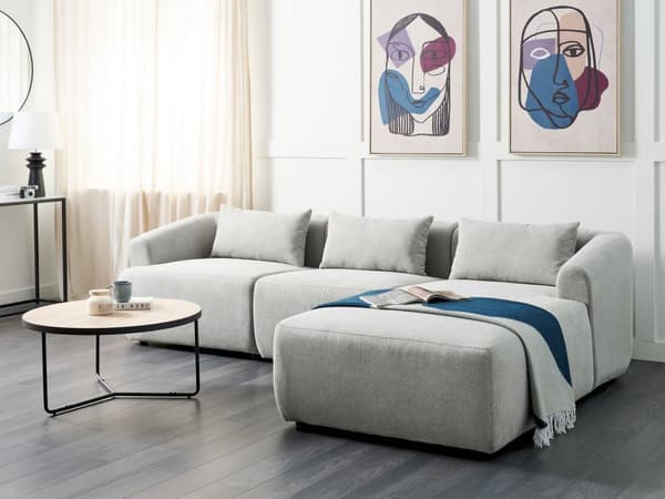 Venstrehånds 3-seters hjørnesofa Grå stoffpolstring Skinnearmlener Ekstra puter Minimalistisk moderne stil