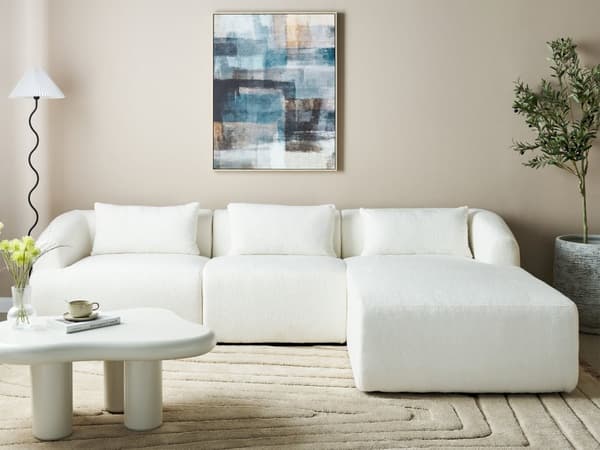 Venstrehånds 3-seters hjørnesofa Hvit bouclepolstring Skinnearmlener Ekstra puter Minimalistisk moderne stil