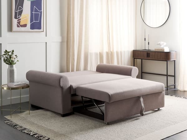 Sofa i lysebrunt polyester stof med 2 siddepladser og udtrækbar sovesofa i retrodesign
