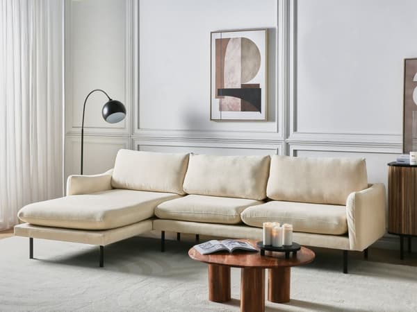 Kulmasohva vaalea beige neljälle kangasverhoilu alumiinijalat pehmusteet moderni retro
