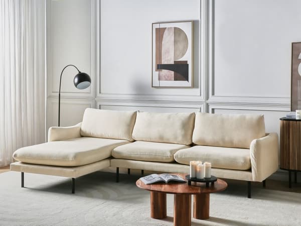 Kulmasohva vaalea beige neljälle kangasverhoilu alumiinijalat pehmusteet moderni retro