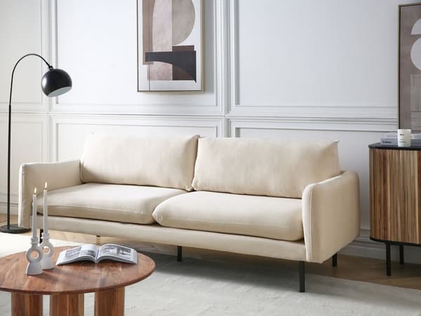 Sohva vaalea beige kolmelle kangasverhoilu alumiinijalat pehmusteet moderni retro