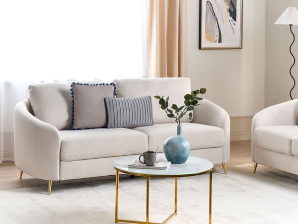 Sohva vaalea beige kangas verhoilu 3 istuttava metalli jalat kaareva moderni tyyli