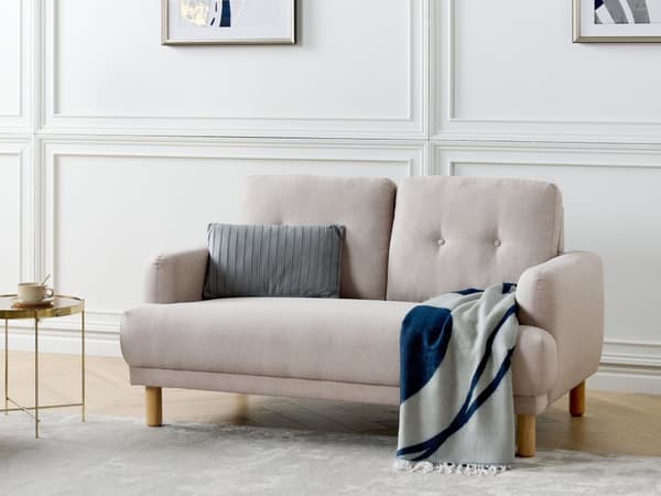 Sohva ruskeanharmaa kangas verhoiltu puujalat kahdelle nappikoristeltu olohuoneen retro minimalistinen tyyli