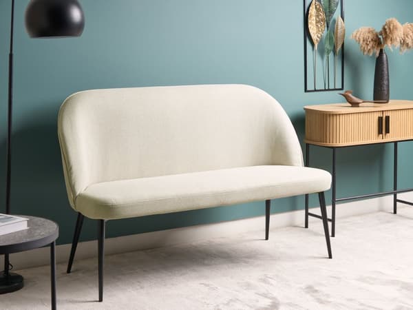 Sohva vaaleanbeige kangas verhoiltu puu metallijalat kahdelle hengelle keittiön minimalistinen moderni tyyli
