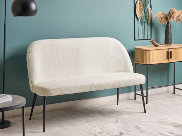 Sohva vaaleanbeige bukleekangas verhoiltu puu metallijalat kahdelle hengelle keittiön minimalistinen moderni tyyli