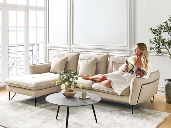 Kulmasohva beige chenillekangas verhoiltu kolmelle hengelle säädettävä selkänoja oikea koristetyynyt moderni tyyli