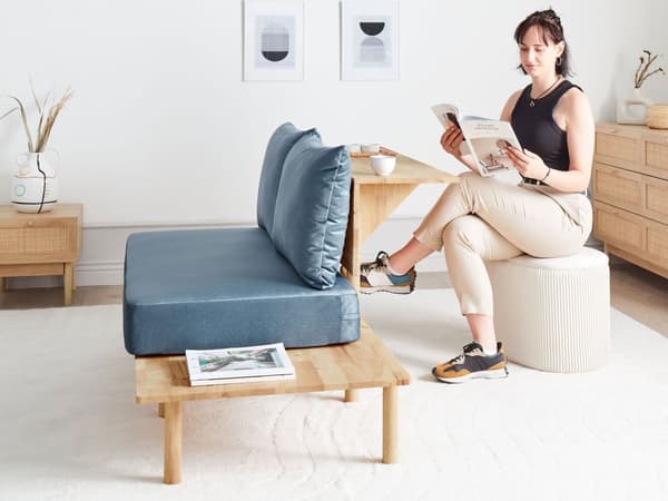 Soffa Mörkblå Polyestertyg Klädsel 2-sits med Fällbart Ryggstöd Bord Japandi Stil