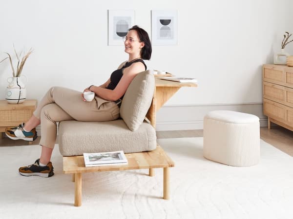 Sofa Beige Bouclé Stoff 2-seter med Sammenleggbart Ryggstøttebord Japandi-stil