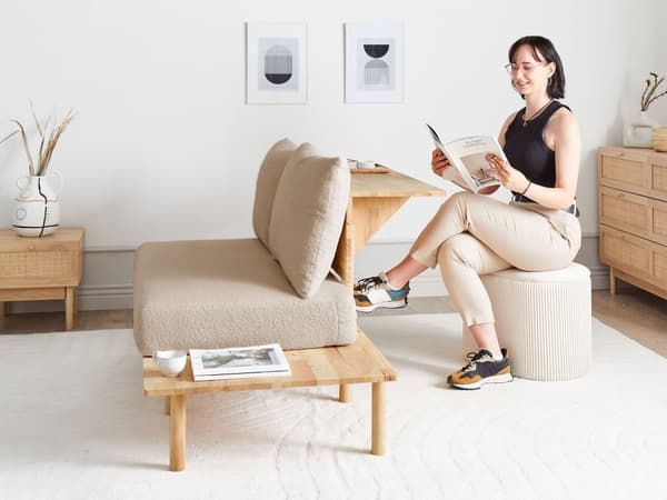 Sofa Beige Bouclé Stoff 2-seter med Sammenleggbart Ryggstøttebord Japandi-stil