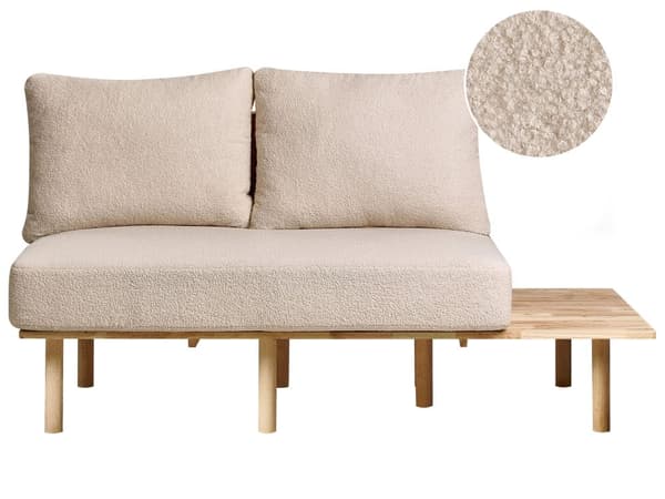 Sohva beige bukleekangas verhoiltu kumipuu kahdelle hengelle sivupöydällä taittopöydällä skandinaavinen tyyli